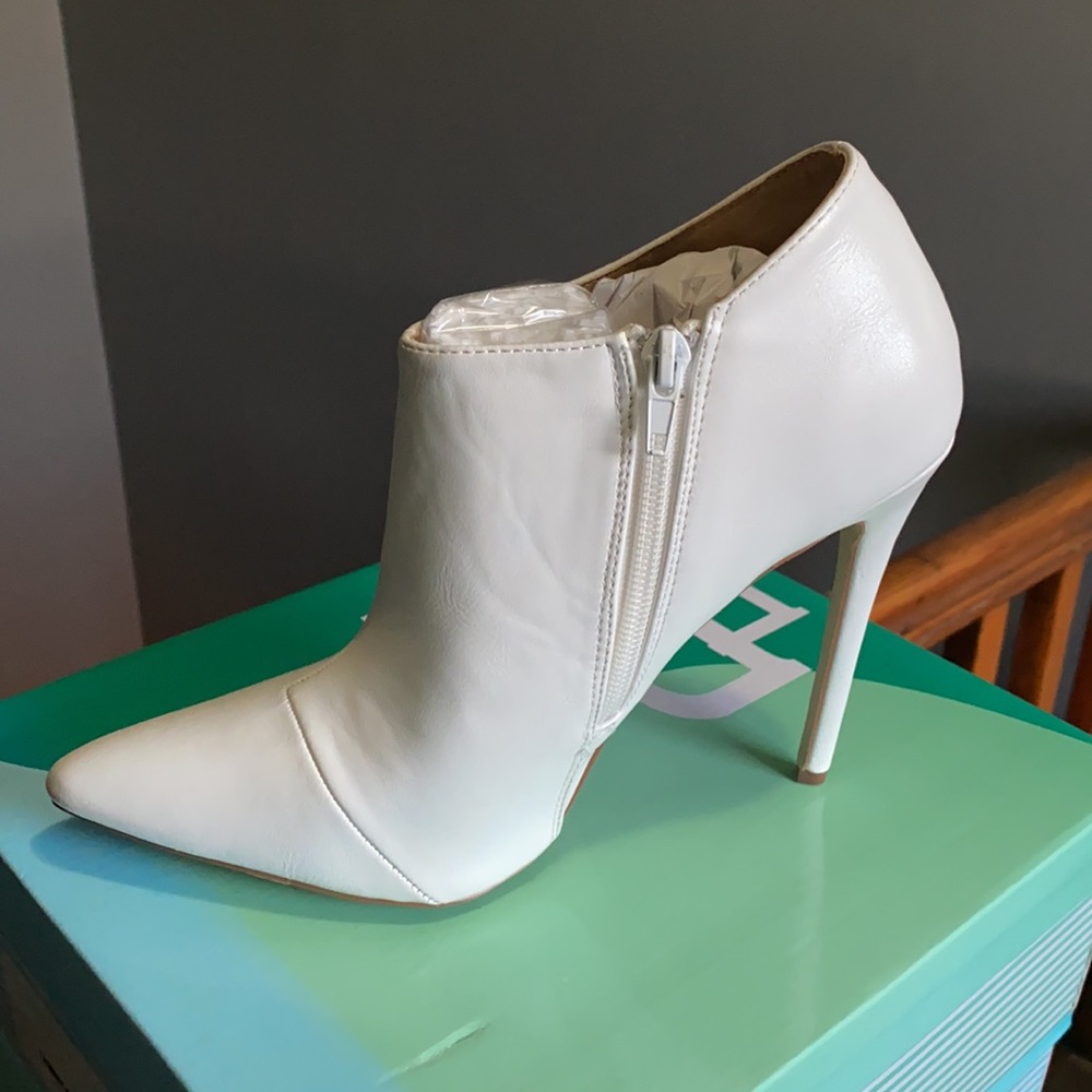 SALE - BOGO 3 for $20 🔥 OFF WHITE ANKLE BOOTIE - Picture 4 of 6